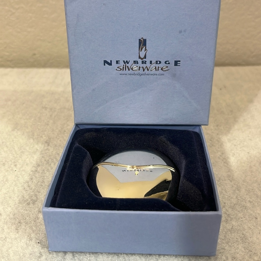NEW AND IN BOX: NEWBRIDGE SILVERWARE : PERFUME HOLDER / ATOMISER